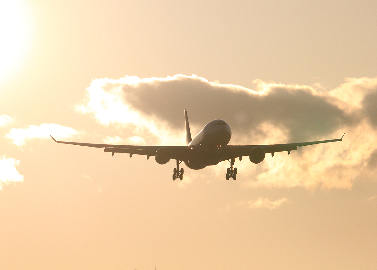 Air Berlin A 330-223 D-ALPF bei der Landung in Berlin-Tegel am 07.04.2013