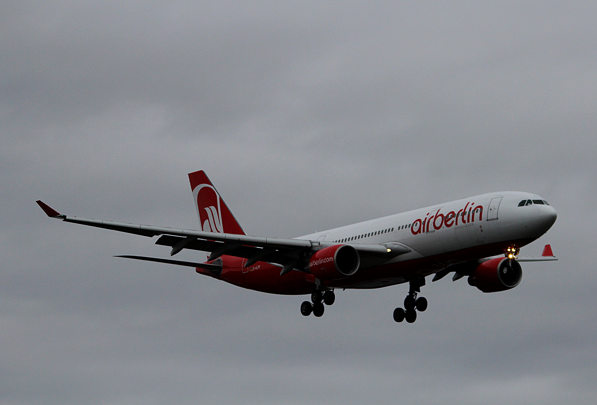 Air Berlin A 330-223 D-ALPF bei der Landung in Berlin-Tegel am 29.11.2015