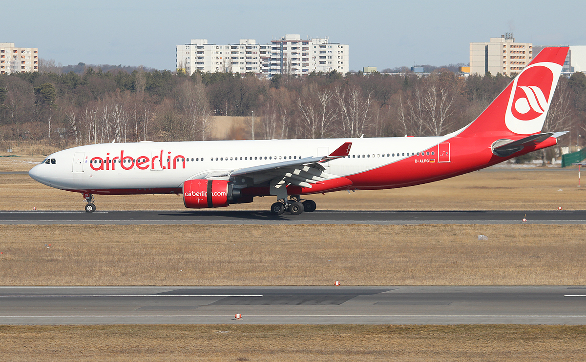 Air Berlin A 330-223 D-ALPG nach der Landung in Berlin-Tegel am 07.04.2013