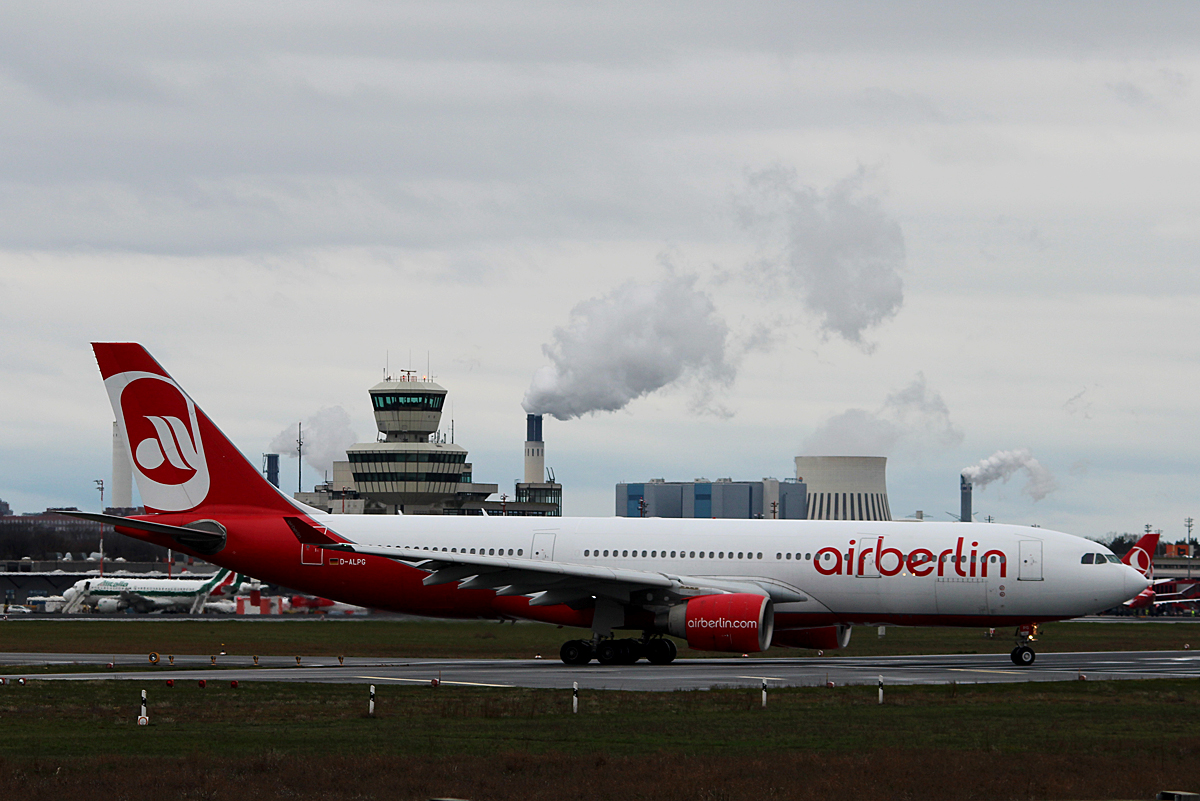 Air Berlin A 330-223 D-ALPG kurz vor dem Start in Berlin-Tegel am 29.11.2015