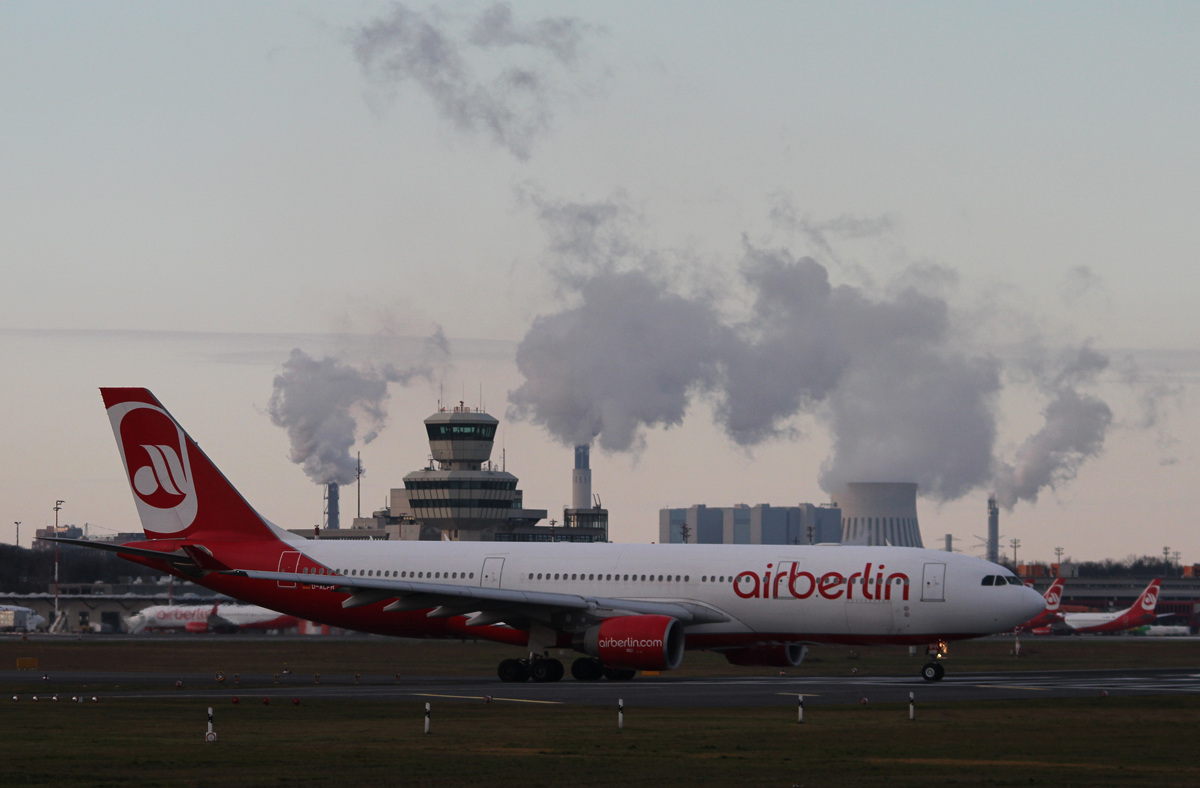 Air Berlin A 330-223 D-ALPH kurz vor dem Start in Berlin-Tegel am 11.01.2014
