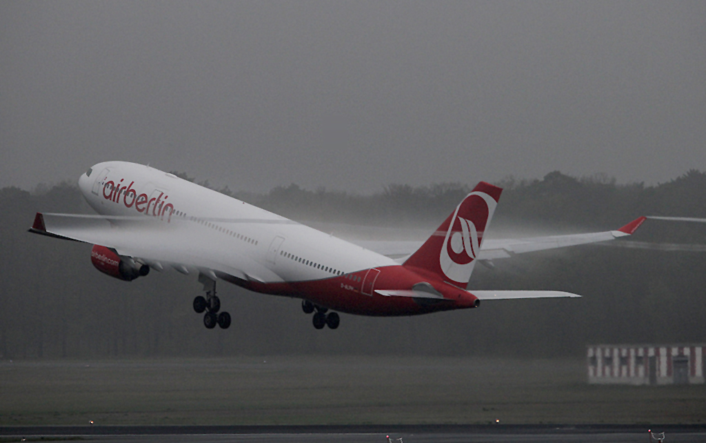 Air Berlin A 330-223 D-ALPH beim Start in Berlin-Tegel am 12.04.2014