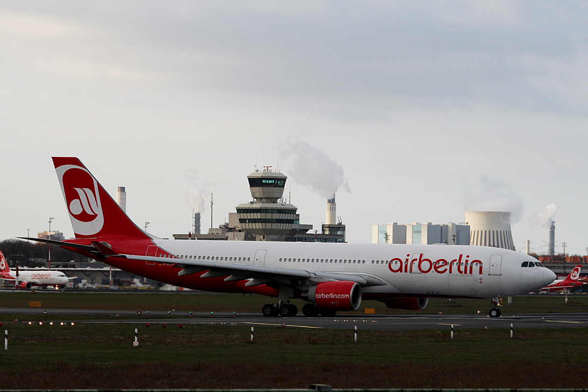 Air Berlin A 330-223 D-ALPI kurz vor dem Start in Berlin-Tegel am 14.11.2015