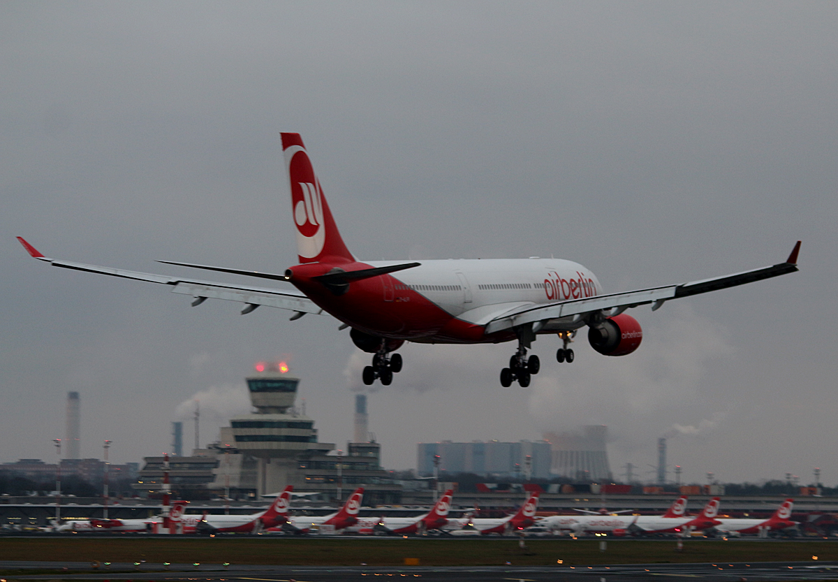 Air Berlin A 330-223 D-ALPI bei der Landung in Berlin-Tegel am 19.12.2015