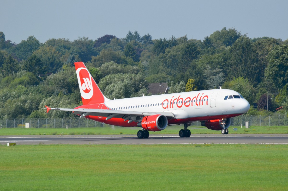 Air Berlin Airbus A320 D-ABZA bei der Landung in Hamburg Fuhlsbüttel am 22.08.15