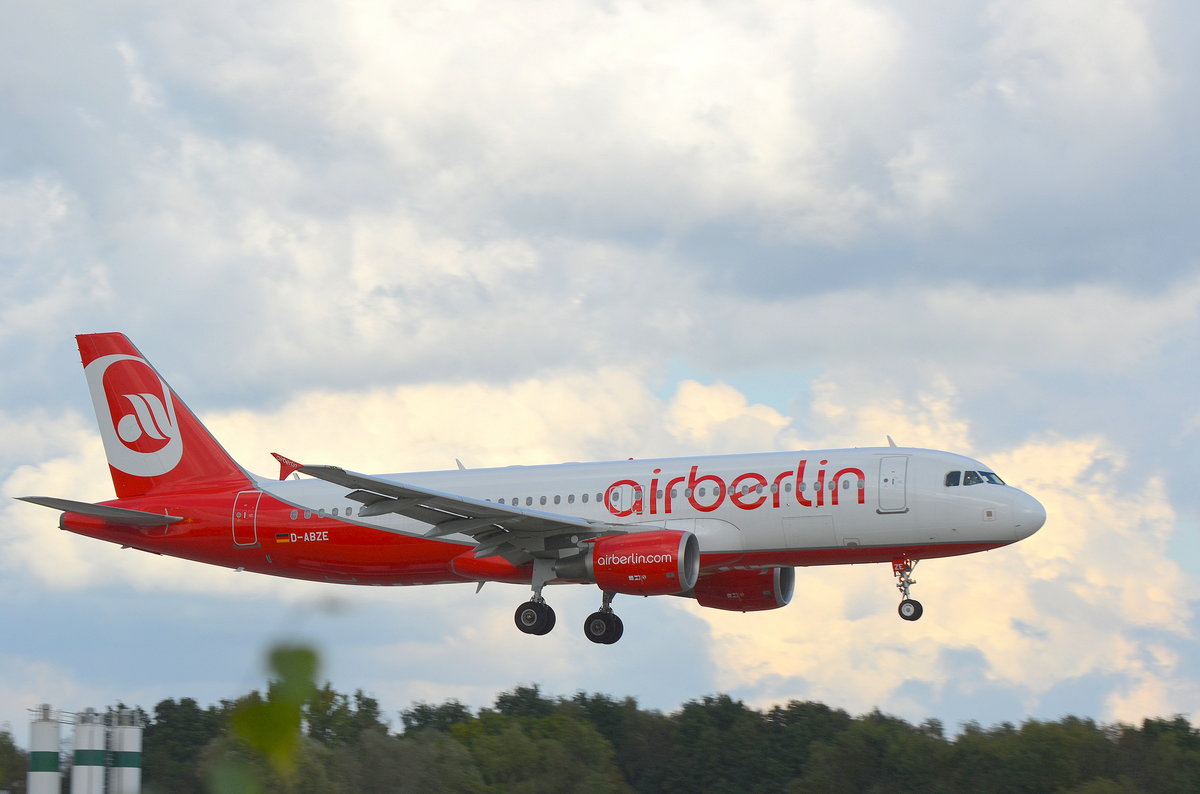 Air Berlin Airbus A320 D-ABZE vor der Landung in Hamburg Fuhlsbüttel am 02.10.16