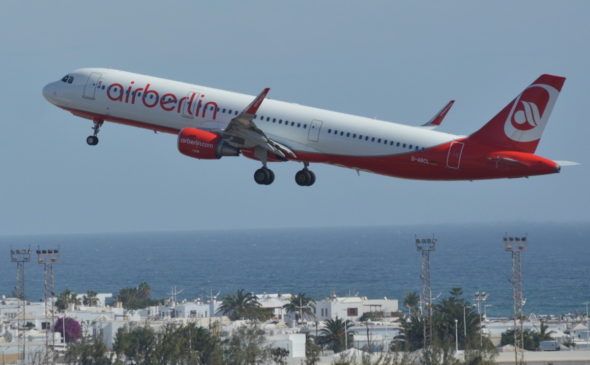 Air Berlin  Airbus A321 - MSN 6168 - D-ABCL, am 22.12.2015,  in Arrecife Lanzarote. Hat gerade abgehoben.