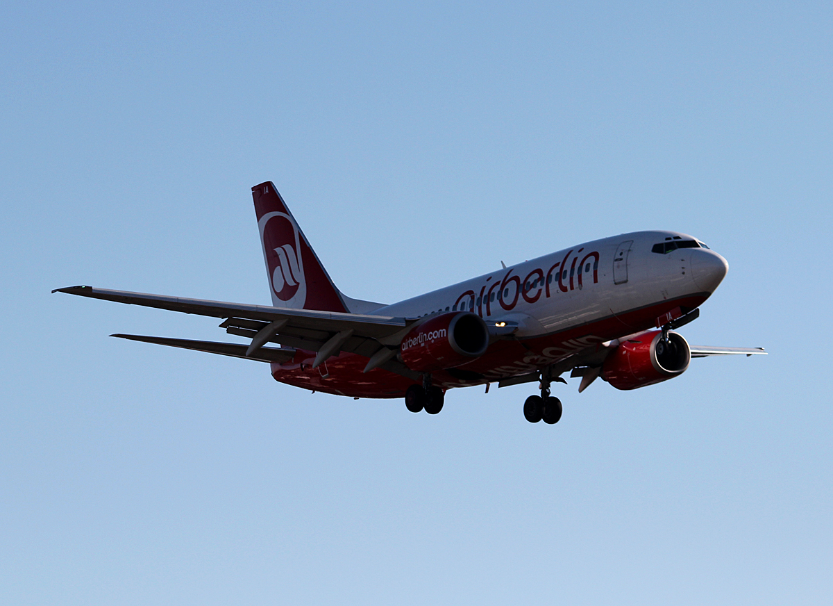 Air Berlin B 737-73S D-AHIA bei der Landung in Berlin-Tegel am 13.02.2014
