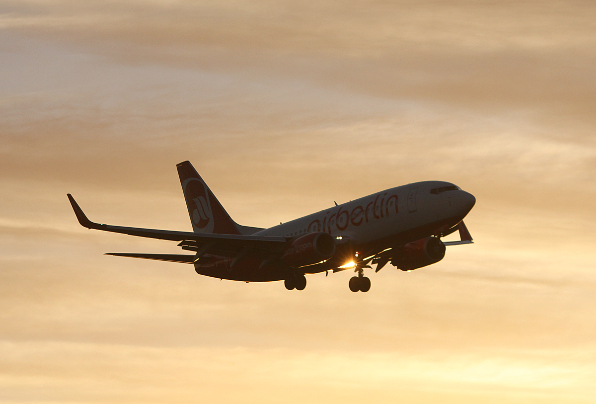 Air Berlin B 737-76J D-ABLD bei der Landung in Berlin-Tegel am 08.02.2014