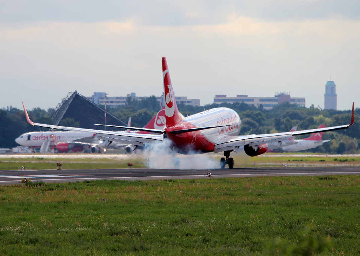 Air Berlin B 737-76J D-AGEC bei der Landung in Berlin-Tegel am 04.09.2013