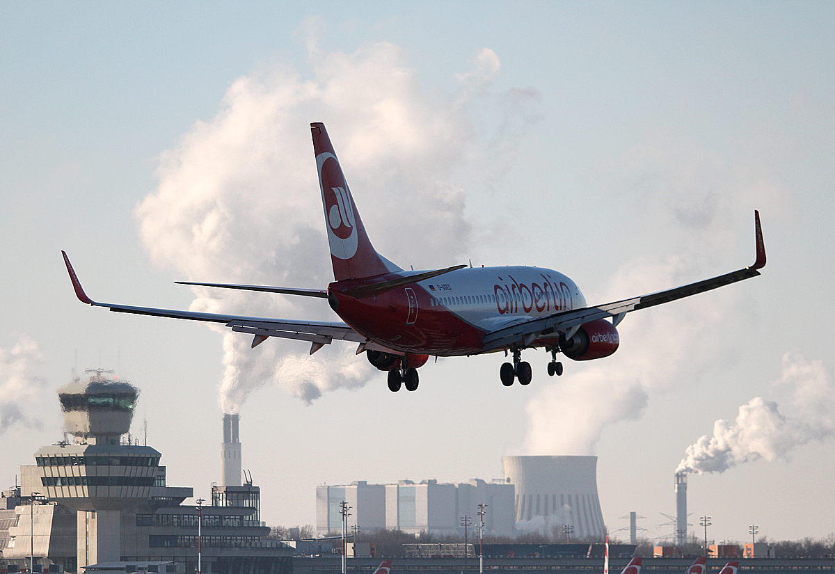 Air Berlin B 737-76J D-AGEC bei der Landung in Berlin-Tegel am 30.12.2013