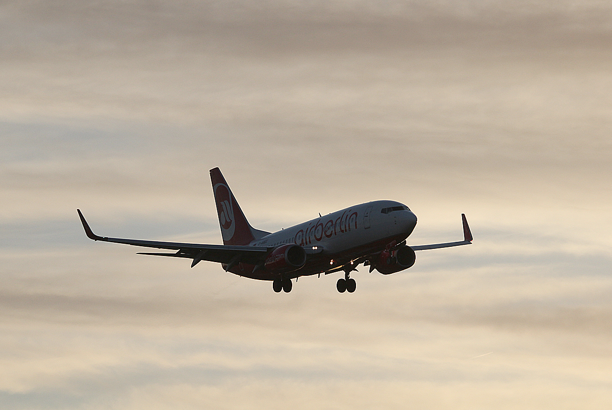 Air Berlin B 737-76J D-AGEC bei der Landung in Berlin-Tegel am 08.02.2014