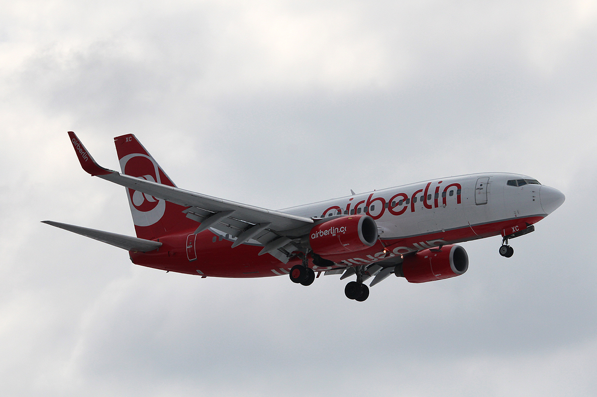 Air Berlin B 737-7K5 D-AHXC bei der Landung in Berlin-Tegel am 01.04.2013