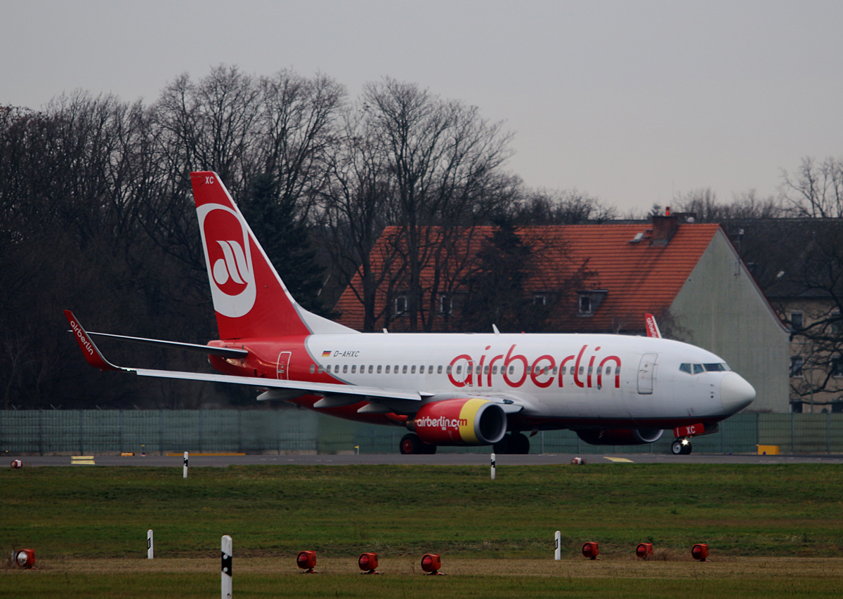 Air Berlin B 737-7K5 D-AHXC kurz vor dem Start in Berlin-Tegel am 19.12.2015