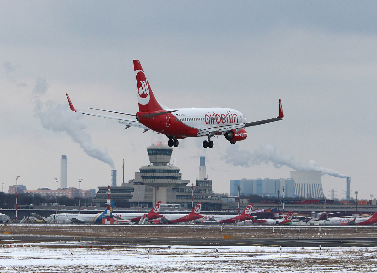 Air Berlin B 737-7K5 D-AHXE bei der Landung in Berlin-Tegel am 01.04.2013