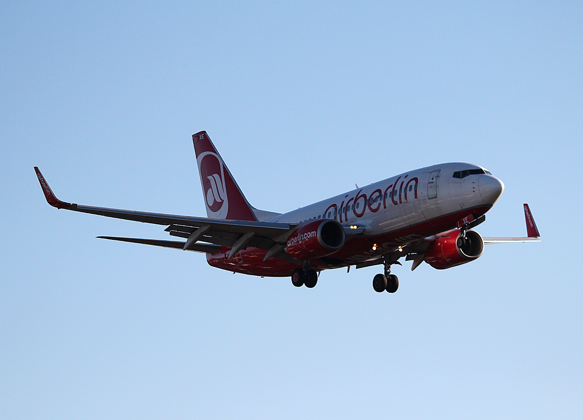 Air Berlin B 737-7K5 D-AHXE bei der Landung in Berlin-Tegel am 30.12.2013