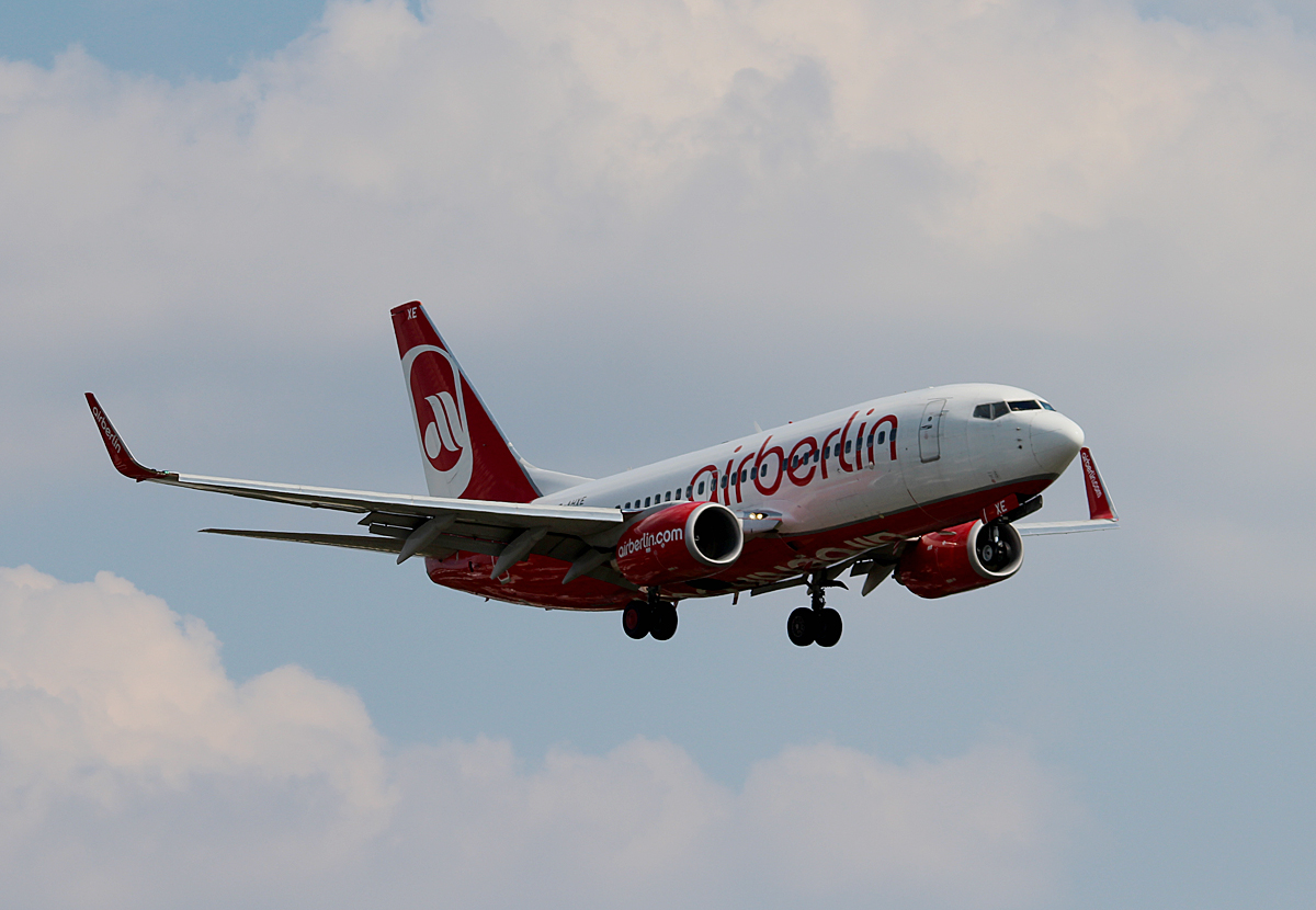 Air Berlin B 737-7K5 D-AHXE bei der Landung in Berlin-Tegel am 08.08.2014