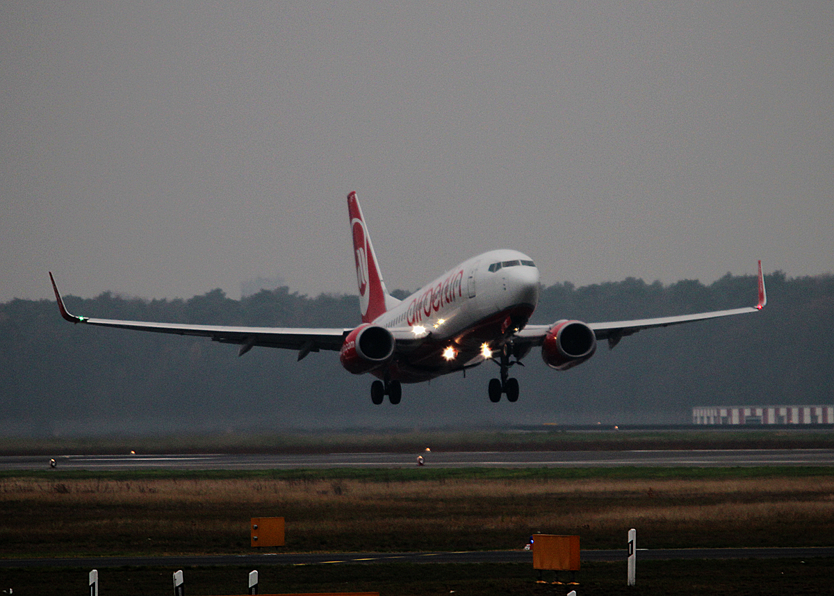 Air Berlin B 737-7K5 D-AHXF beim Start in Berlin-Tegel am 29.11.2014