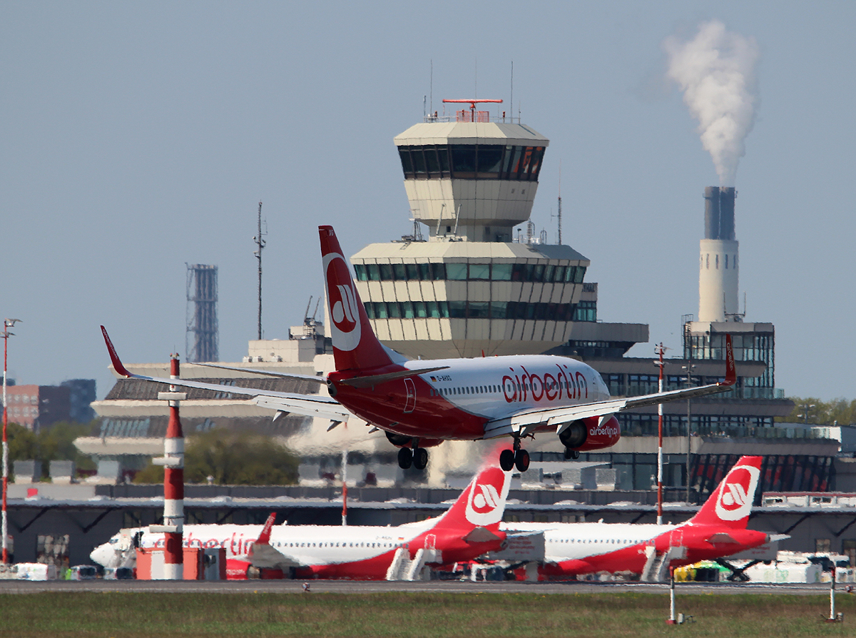 Air Berlin B 737-7K5 D-AHXG bei der Landung in Berlin-Tegel am 05.05.2013