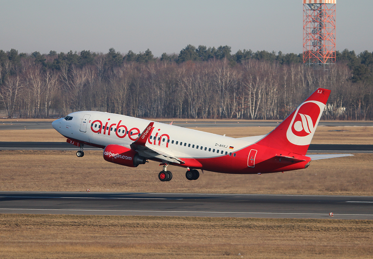 Air Berlin B 737-7K5 D-AHXJ beim Start in Berlin-Tegel am 07.04.2013