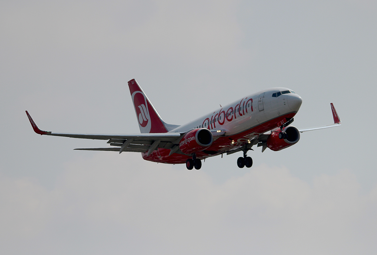 Air Berlin B 737-7K5 D-AHXJ bei der Landung in Berlin-Tegel am 08.08.2014