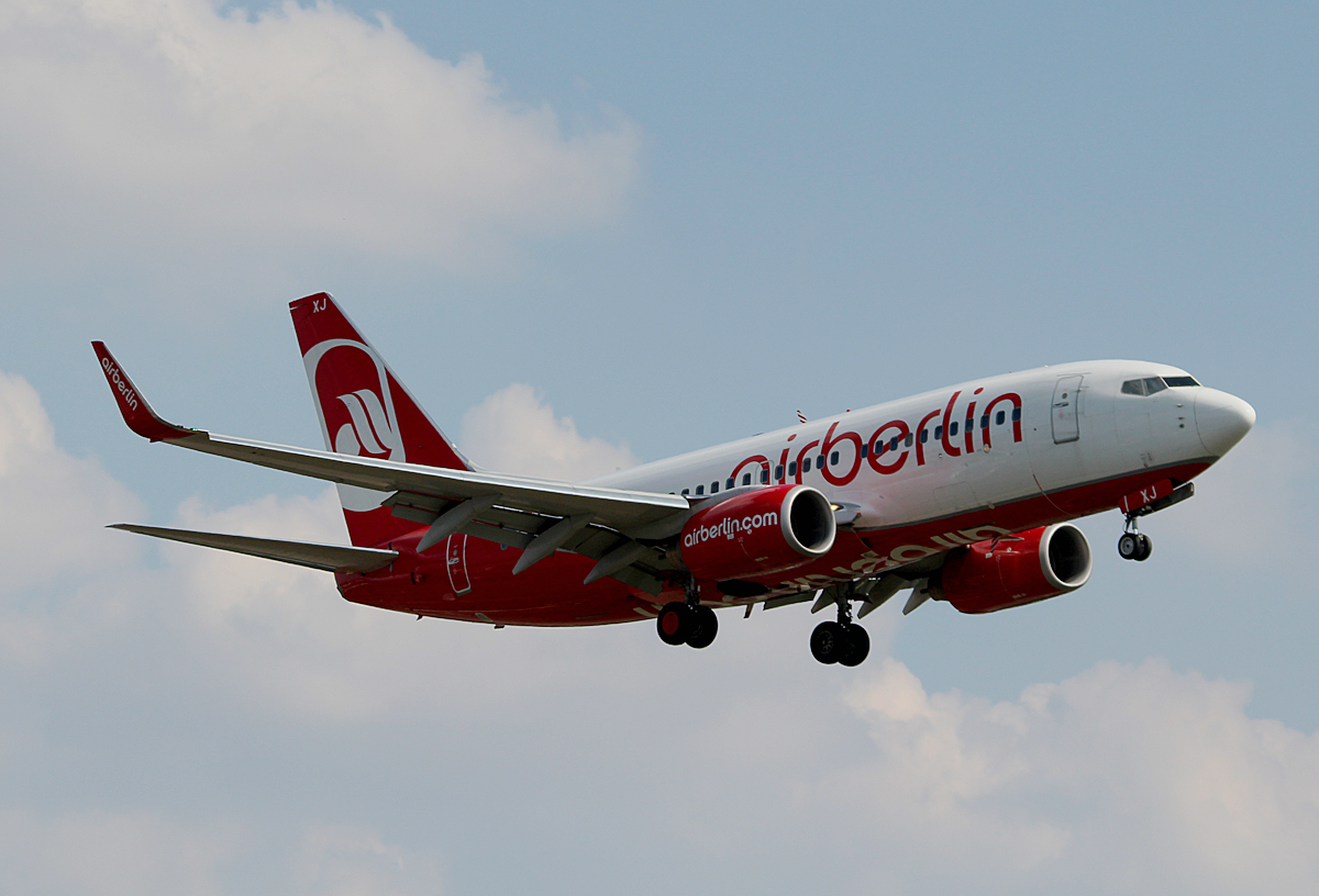 Air Berlin B 737-7K5 D-AHXJ bei der Landung in Berlin-Tegel am 08.08.2014