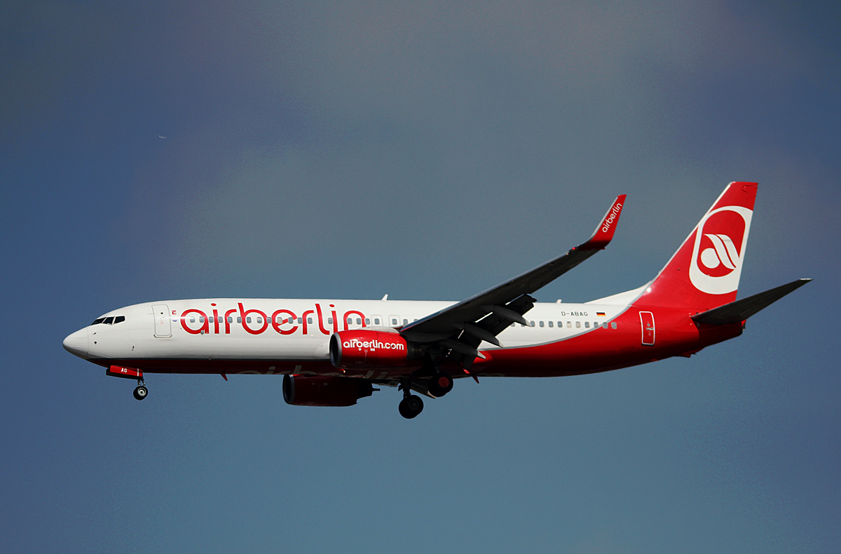 Air Berlin B 737-86J D-ABAG bei der Landung in Berlin-Tegel am 12.04.2014