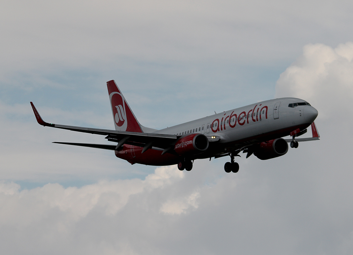 Air Berlin B 737-86J D-ABAG bei der Landung in Berlin-Tegel am 09.05.2014