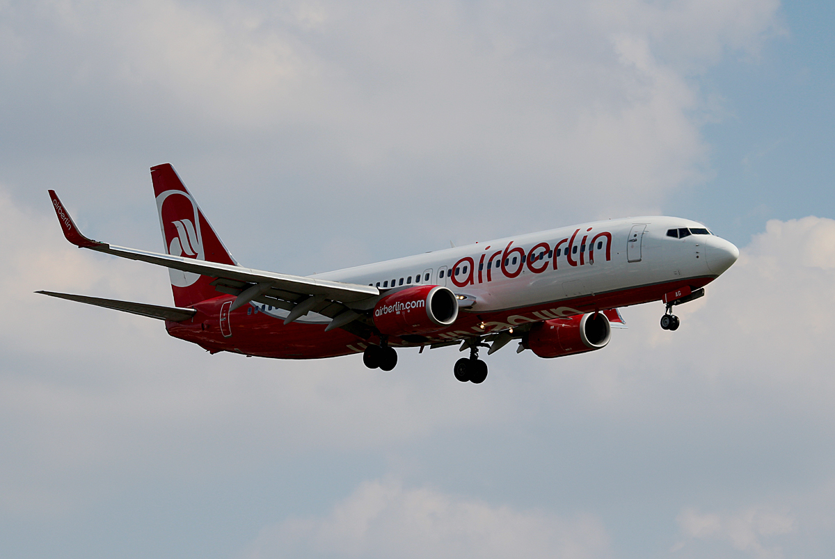 Air Berlin B 737-86J D-ABAG bei der Landung in Berlin-Tegel am 08.08.2014