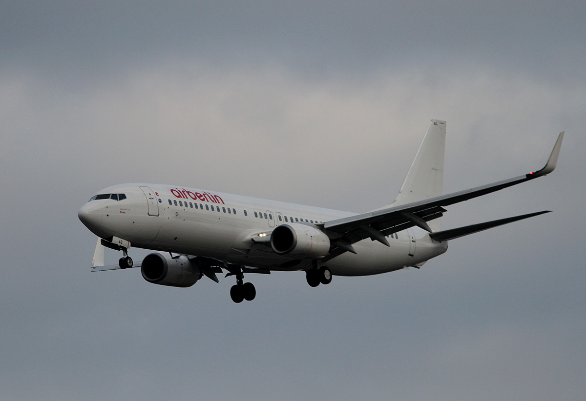 Air Berlin B 737-86J D-ABAG bei der Landung in Berlin-Tegel am 06.12.2015
