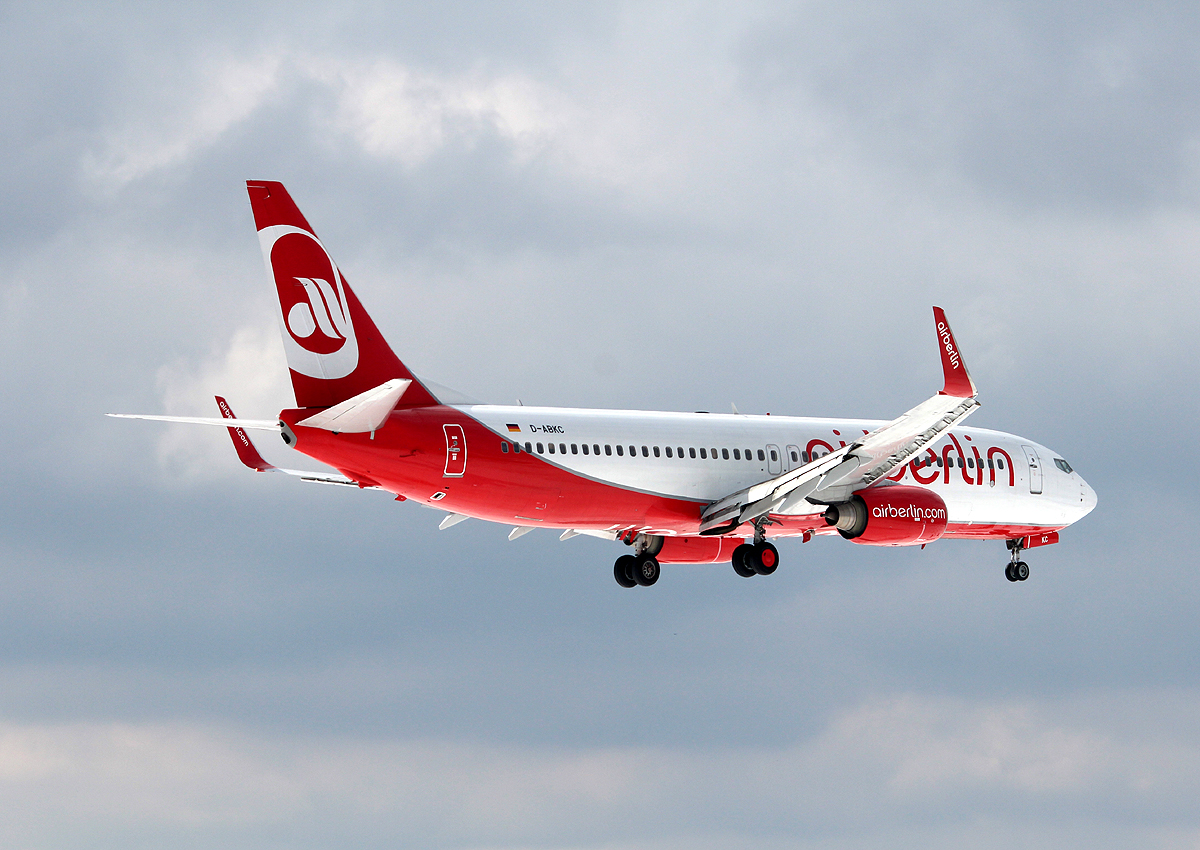Air Berlin B 737-86J D-ABKC bei der Landung in Berlin-Tegel am 01.04.2013