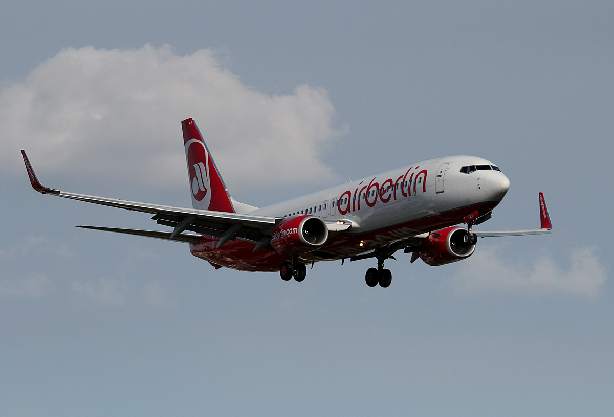 Air Berlin B 737-86J D-ABKJ bei der Landung in Berlin-Tegel am 09.05.2014