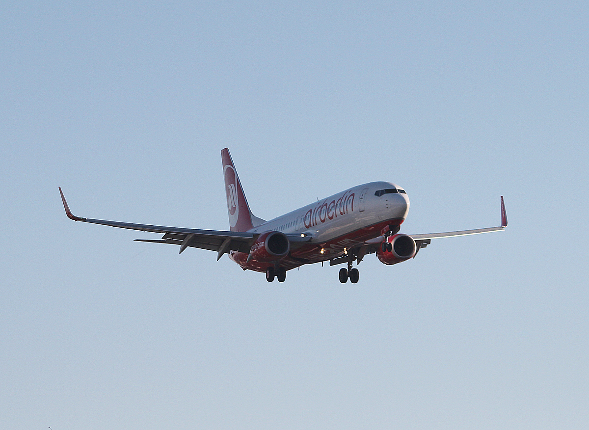 Air Berlin B 737-86J D-ABKK bei der Landung in Berlin-Tegel am 30.12.2013