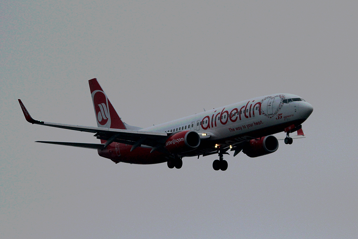 Air Berlin B 737-86J D-ABKK bei der Landung in Berlin-Tegel am 14.12.2014
