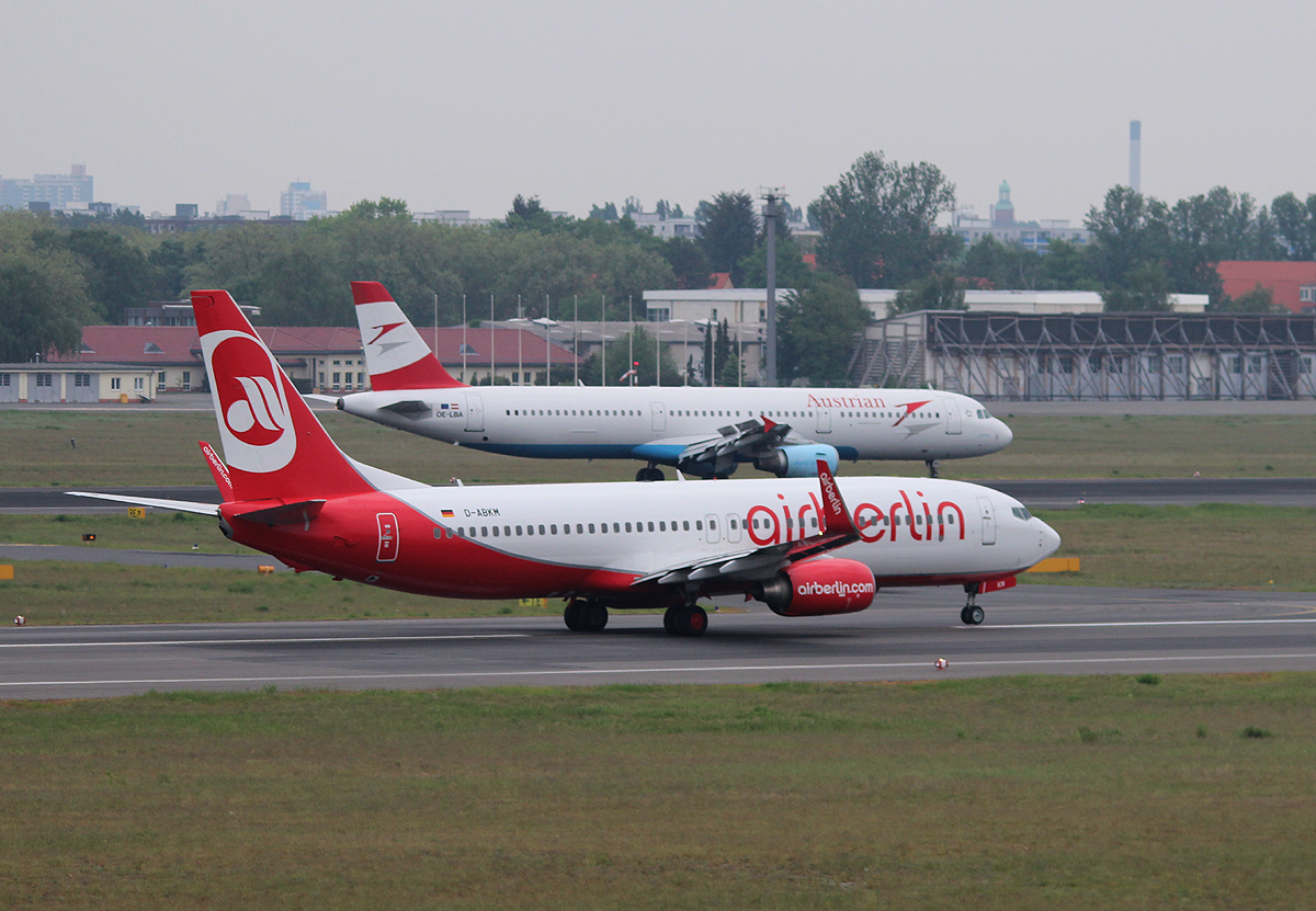 Air Berlin B 737-86J D-ABKM beim Start in Berlin-Tegel am 18.05.2013. Im Hintergrund Austrian Airlines A 321-111 OE-LBA.
