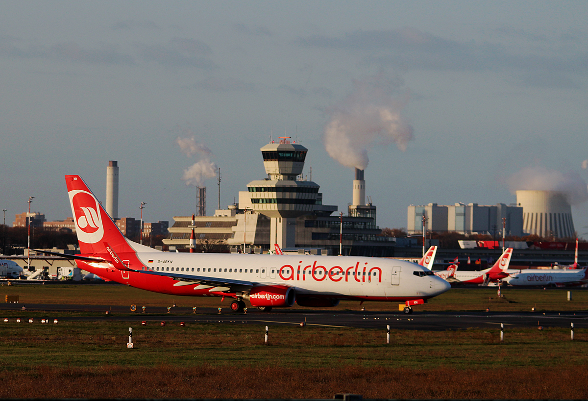 Air Berlin B 737-86J D-ABKN kurz vor dem Start in Berlin-Tegel am 14.11.2015