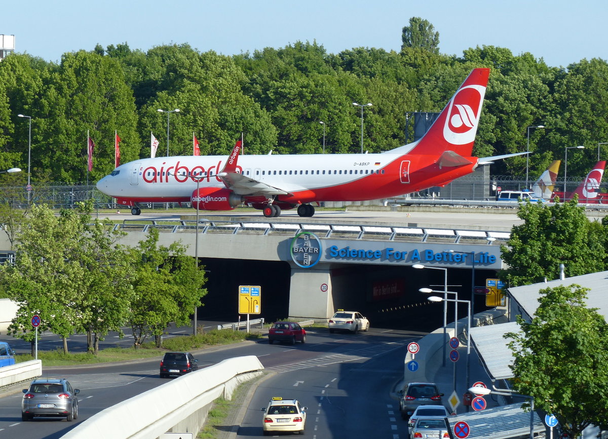 Air Berlin, B 737-86J, D-ABKP in Berlin -Tegel im Mai 2015.