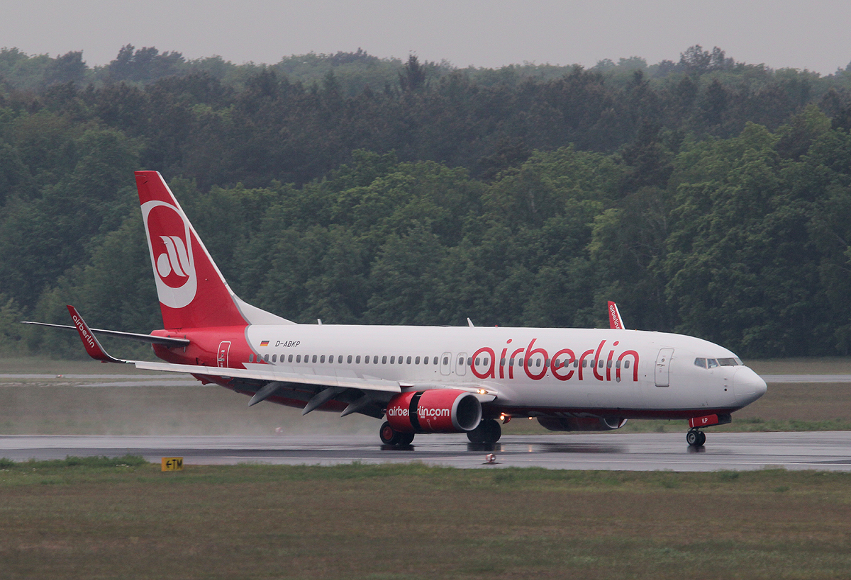 Air Berlin B 737-86J D-ABKP nach der Landung in Berlin-Tegel am 18.05.2013