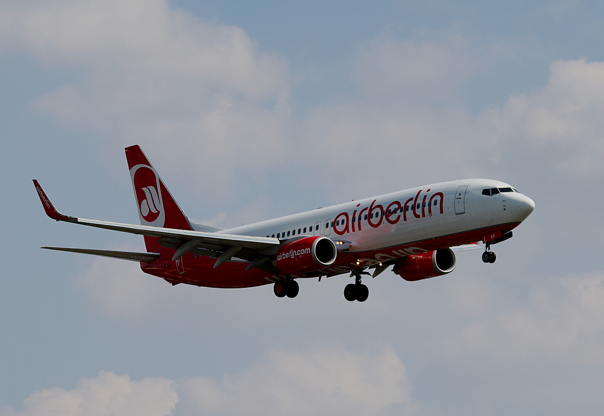 Air Berlin B 737-86J D-ABKP bei der Landung in Berlin-Tegel am 08.08.2014