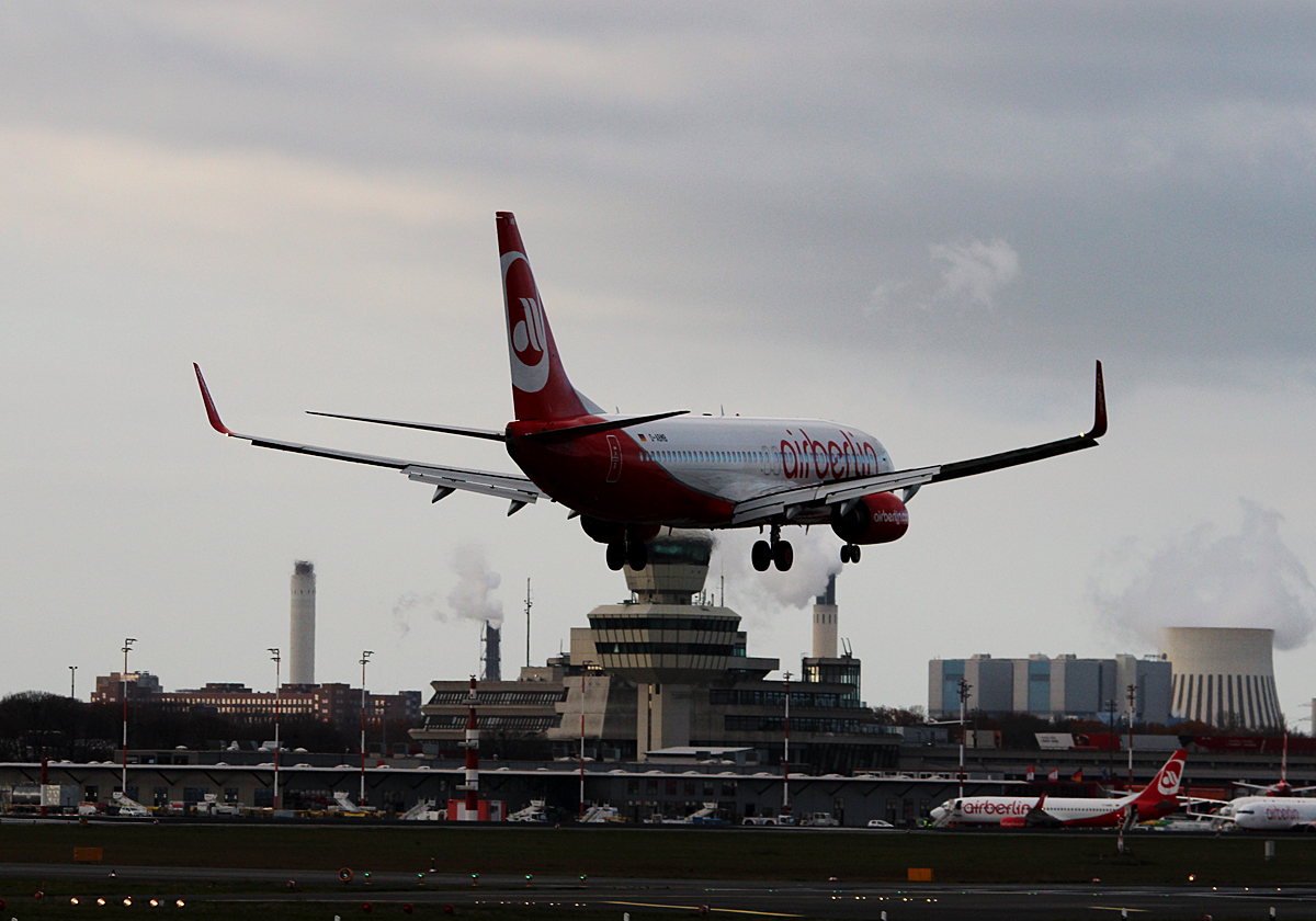 Air Berlin B 737-86J D-ABMB bei der Landung in Berlin-Tegel am 14.11.2015