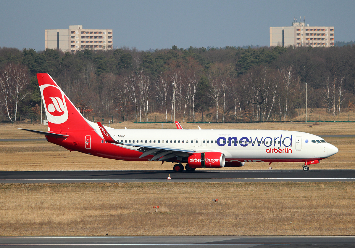 Air Berlin B 737-86J D-ABMF nach der Landung in Berlin-Tegel am 14.04.2013
