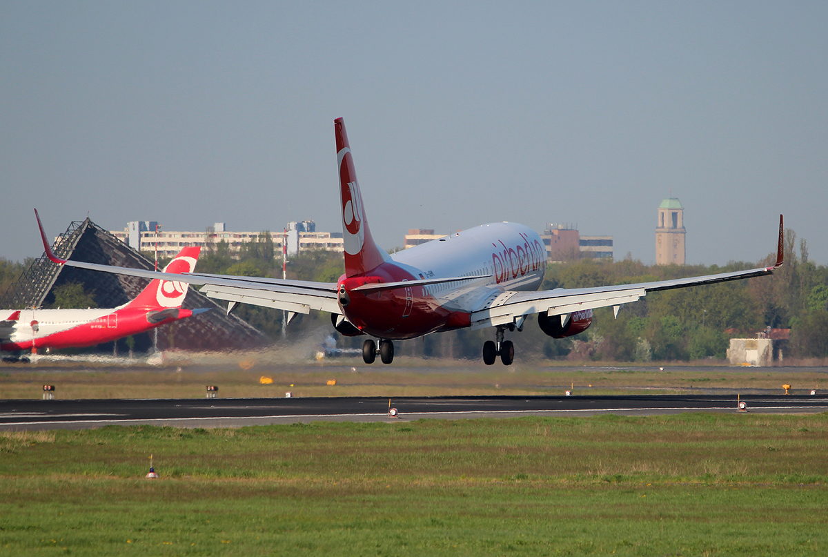 Air Berlin B 737-86J D-ABMI bei der Landung in Berlin-Tegel am 05.05.2013