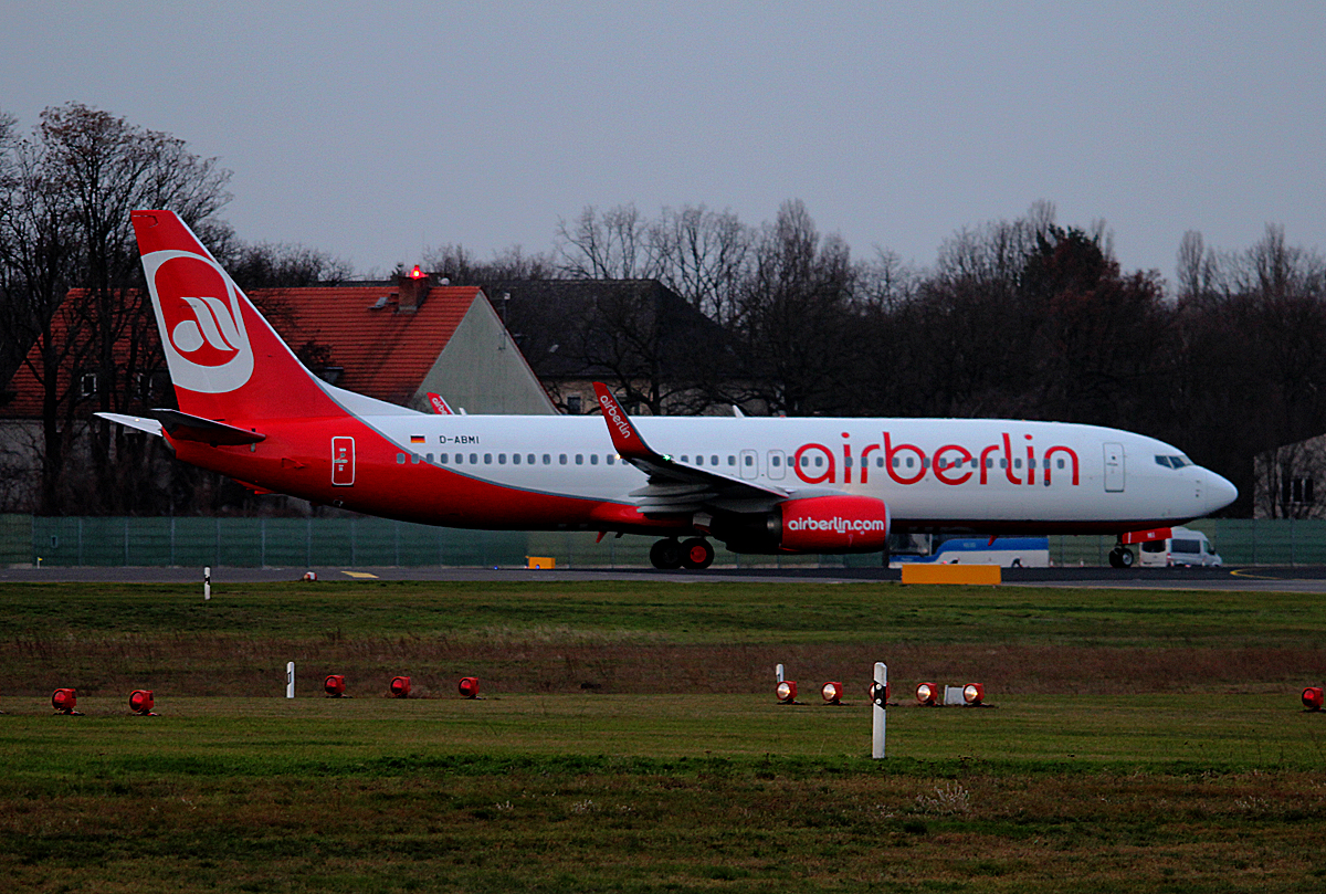 Air Berlin B 737-86J D-ABMI kurz vor dem Start in Berlin-Tegel am 03.01.2015