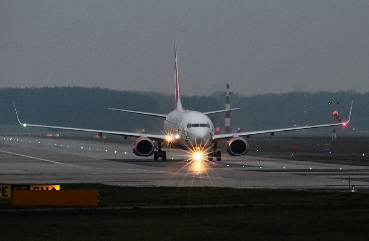 Air Berlin B 737-86J D-ABML bei der Ankunft in Berlin-Tegel am frhen Morgen des 29.11.2014