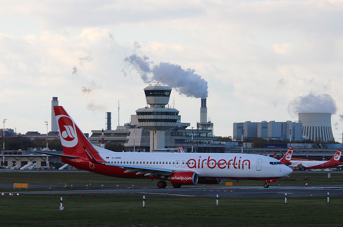 Air Berlin B 737-86J D-ABMO kurz vor dem Start in Berlin-Tegel am 09.11.2013