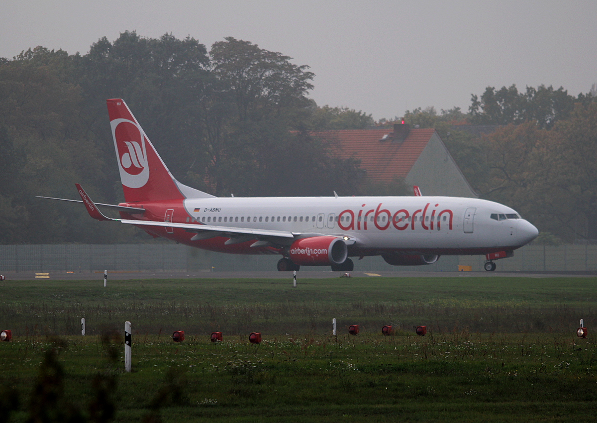 Air Berlin B 737-86J D-ABMU kurz vor dem Start in Berlin-Tegel an einem sehr nebligen 18.10.2014