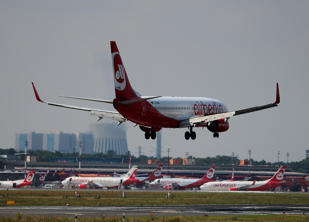 Air Berlin B 737-8BK D-ABBK bei der Landung in Berlin-Tegel am 08.08.2014