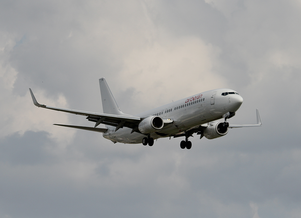 Air Berlin B 737-8K5 D-AHFS bei der Landung in Berlin-Tegel am 09.05.2014