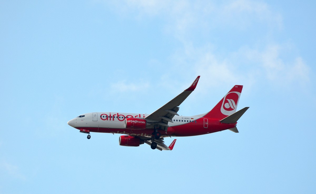 Air Berlin Boeing 737-700 D-AHXC im Landeanflug auf Hamburg Fuhlsbüttel über meinem Wohnhaus in Poppenbüttel am 12.04.15