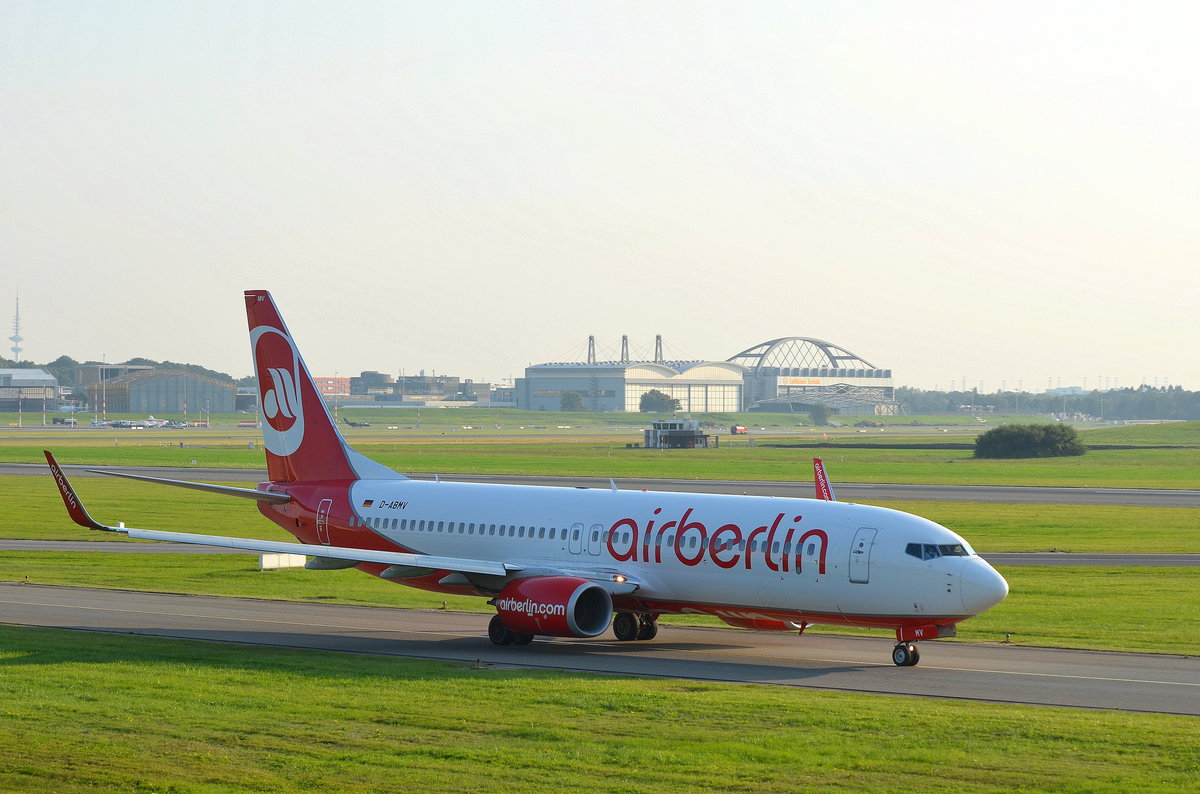 Air Berlin Boeing 737-800 D-ABMV rollt am 14.09.16 in Hamburg Fuhlsbüttel zum Start.